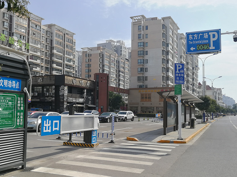 江蘇鹽城市東方廣場(chǎng)2進(jìn)2出停車(chē)場(chǎng)