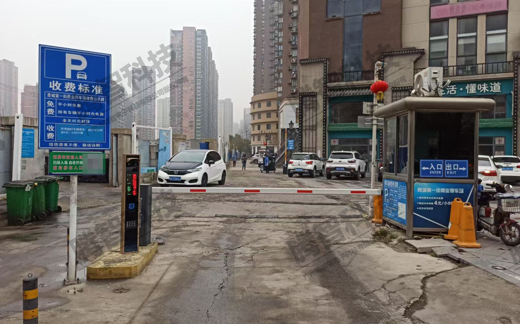 武漢港東名居三進(jìn)三出停車場(chǎng)